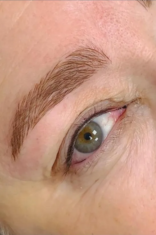 Ceja terminada con microblading pelo a pelo